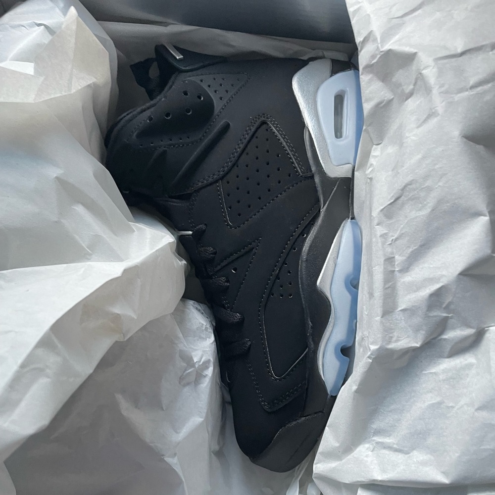 Chrome Retro jordan 6s size 8M